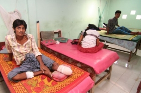 Karen, jemuž utrhla nohu mina barmské armády. Nemocnice v Mae Sot.