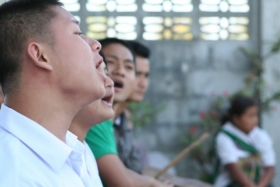 Karenská mládež zpívá ve svém rodném jazyce. Ve škole se ho neučí.