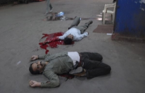 Postřílený bezpečnostní personál na nádraží čhatrapatího Šivádžího.