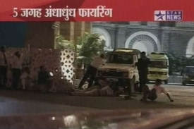 Lidé se kryjí při střelbě u luxusního hotelu v Bombaji.