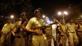 Policie hlídkuje u jednoho nádraží v Bombaji, kde se také střílelo.
