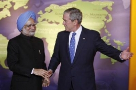 George Bush vítá indického premiéra Manmohana Singha