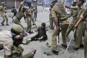 Indičtí policisté bijí jednoho z vůdců kašmírských separatistů.