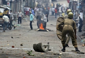 Nepokoje v ulicích měst Kašmíru trvají už několik dní.