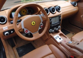 Interiér Ferrari 612 Scaglietti je obšit kvalitní kůží, perfektně zpacovaný a pobere čtyři pasažéry. 