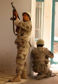 Příslušníci irácké armády v bojích s šíitskými povstalci.