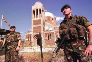 Britští vojáci stráží křesťanský svatostánek