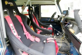 Skořepinové sedačky a pevný bezpečnostní rám musí mít každé auto