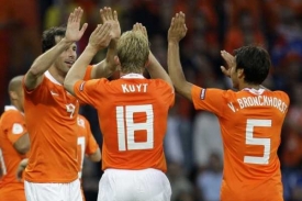 Nizozemští fotbalisté se radují z dobře odvedené práce. Spláchli Italy