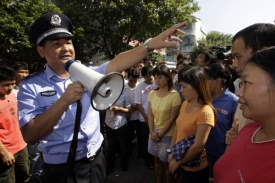 Páteční demonstrace před zavřenou továrnou v Čang Mu Tchou