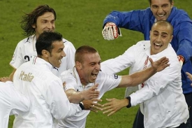 Radost fotbalistů Itálie z gólu v síti Francie.