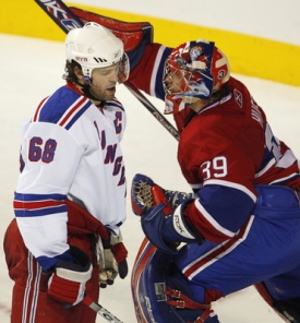 Jaromír Jágr v duelu svých Rangers v Montrealu.