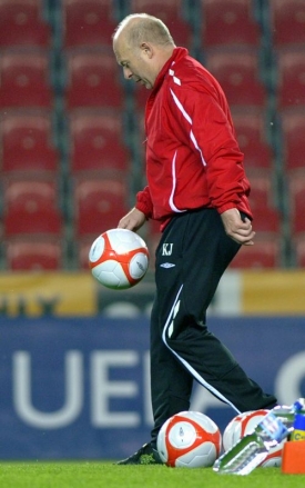 Trenér Slavie Karel Jarolím žongluje s míčem na tréninku.