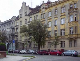 Činžák v Jaselské ulici v Praze-Dejvicích.