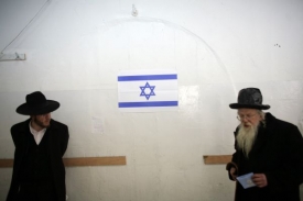 Ortodoxní židé před volební místností v Jeruzalémě.
