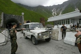 Jihoosetští vojáci na hranici se Severní Osetií.