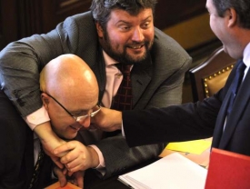 Ministr dopravy Aleš Řebíček laškuje s Tomášem Julínkem.