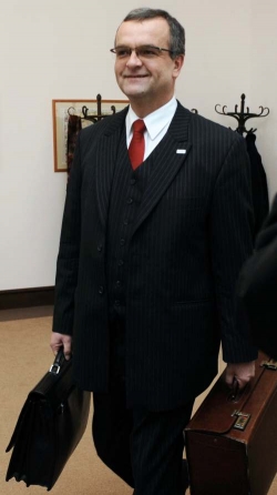 Ministr financí Miroslav Kalousek před zasedáním.