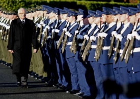 Tradiční ceremonie. V. Klaus kráčí podél čestné stráže irské armády.
