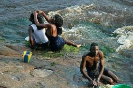 Řeka Kongo slouží i jako koupelna.