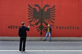 Albánská vlajka s nápisem: 