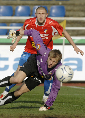 Lukáš Krbeček (vpředu) v utkání se Slávii zneškodnil dvě penalty.