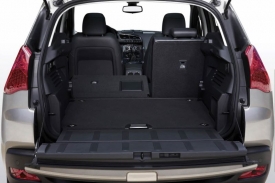 Peugeot 3008 slibuje mimořádnou přizpůsobivost. Do kufru se půjde dostat praktickými vodorovně dělenými zadními dveřmi.