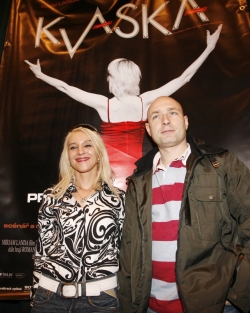 Mirjam Landová a Daniel Landa pózují během premiéry filmy Kvaska.