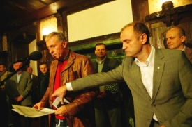 Ivan Langer kryje záda svému stranickému šéfovi Topolánkovi.