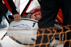 Matthias Lanzinger v péči záchranářů těsně po pádu.