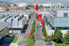 Chlouba italského městečka Maranello: továrna Ferrari, která dnes zabírá plochu přesahující půl milionu čtverečních metrů.