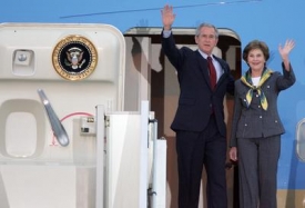 George Bush a jeho manželka vystupují z letadla na pražském ruzyňském letišti
