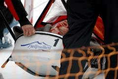Rakouský lyžař Matthias Lanzinger v péči záchranářů.