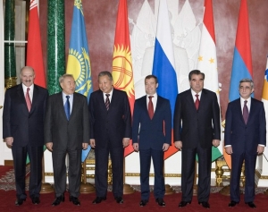 Prezident Medvedev obklopený spřátelenými vůdci postsovětských států.