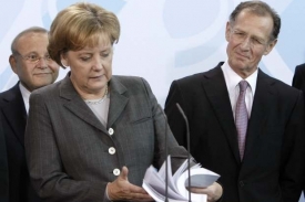 Angela Merkelová s ekonomickými poradci za zády.