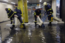 Vestibul stanice metra Můstek zatopila voda.