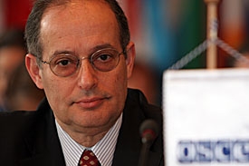 Představitel OBSE pro svobodu médií Miklós Haraszti.