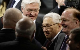 Steinmeier a Kissinger mezi dalšími účastníky konference.