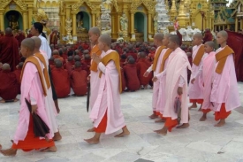 Mnišky a mniši se shromažďují k protestu. Šwedagonská pagoda.