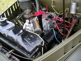 Archaický motor bývá jedním ze slabých míst gazu 69, v mnoha vozech byl vyměněn za jiné. Tento je původní, samozřejmě kromě barevných hadicí a kabelů.