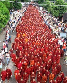 Protest. Buddhističtí mniši v ulicích Rangúnu.