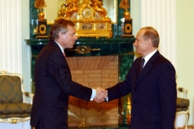 To byly vztahy aliance a Rusů v pořádku. Scheffer a Putin 2006.