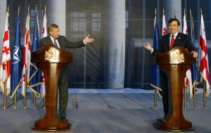 Generální tajemník NATO Scheffer a gruzínský prezident Saakašvili.