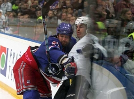 Momentka z utkání hokejové NHL v Praze.