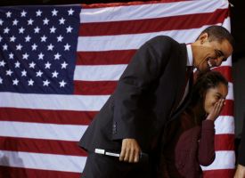 Barack Obama s dcerou Maliou na předvolebním shromáždění.