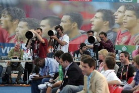 Záběr na novináře během tiskové konference týmu Portugalska.