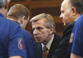 Odsouzený Petr Zelenka hovoří po rozsudku se svým otcem.