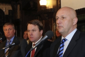 Vedení koalice po jednání v noci na středu. Vpravo Tomáš Julínek.