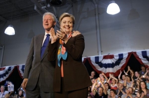 Poslední volební mítink Hillary a Billa Clintonových v Jižní Dakotě.