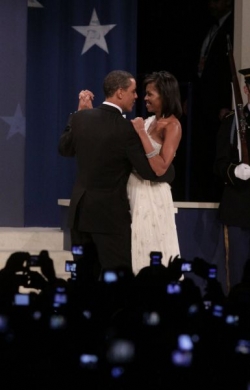 Obama s manželkou před tančí před zraky desítek novinářů.